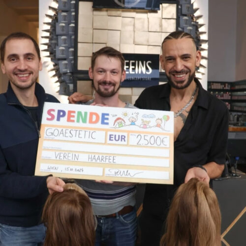 2025-5 3 Männer halten einen übergroßen Spendenscheck in die Höhe